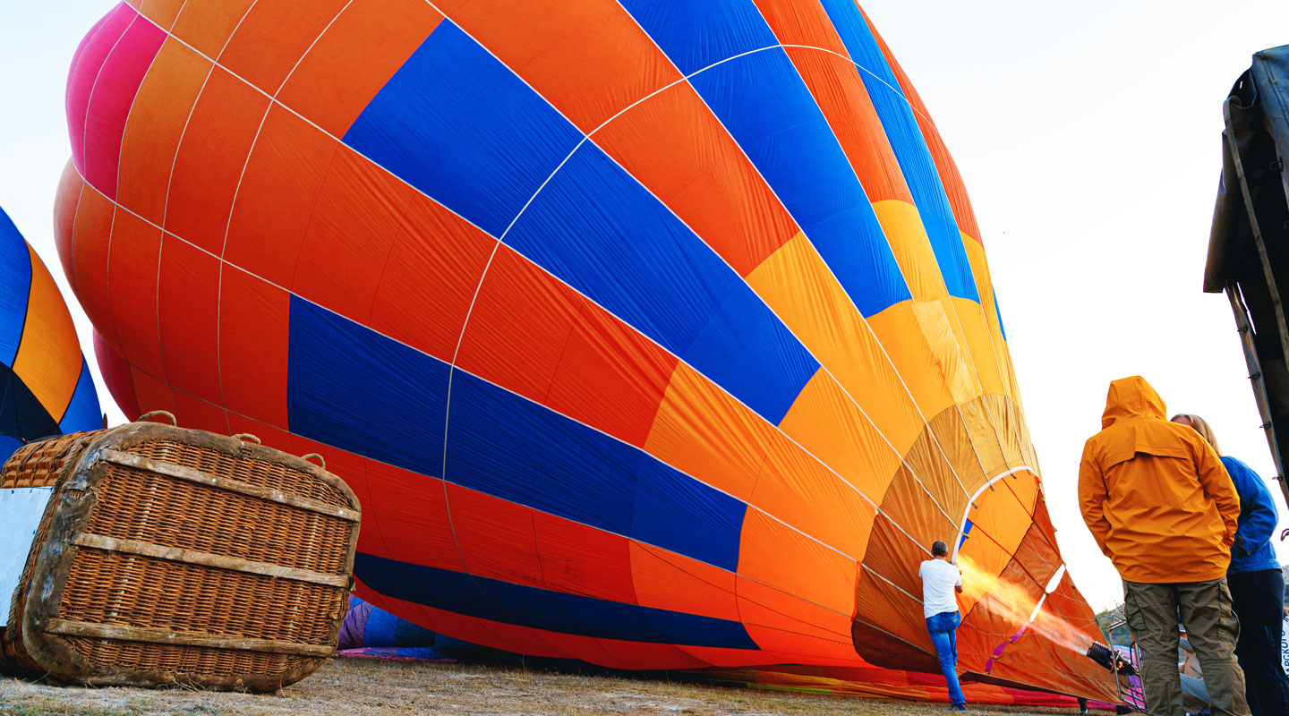 Primo volo in mongolfiera e gonfiaggio aerostato