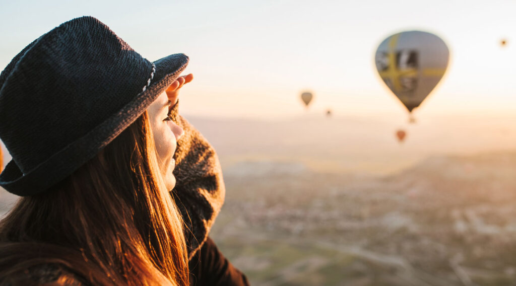 Una ragazza che si gode il suo primo volo in mongolfiera