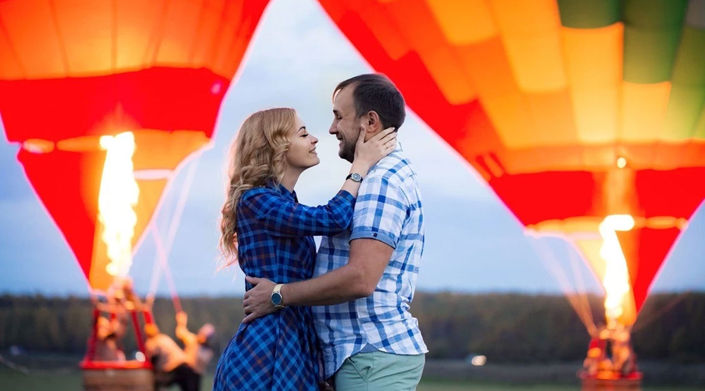 Una giovane coppia che si appresta a vivere l'esperienza di volo in mongolfiera per due persone